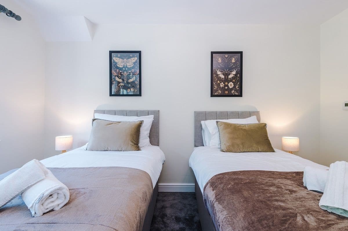 Stunning Home, Perfect for Groups, FREE Parking!
