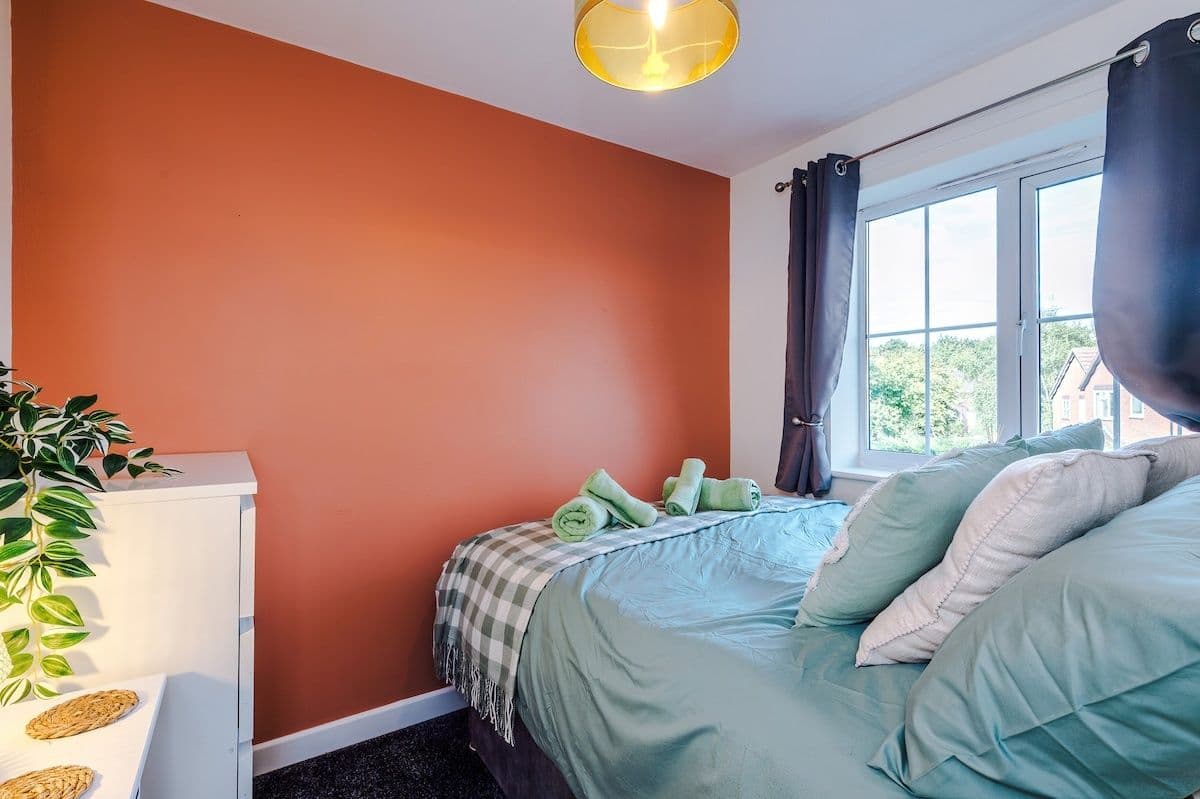 Ideal for long term stay & FREE Parking, sleeps 4!