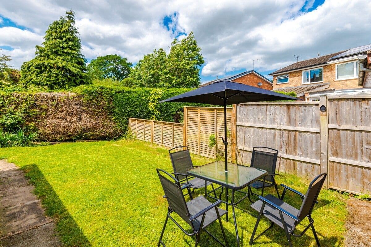 Ideal for contractors & FREE Parking, sleeps 5!