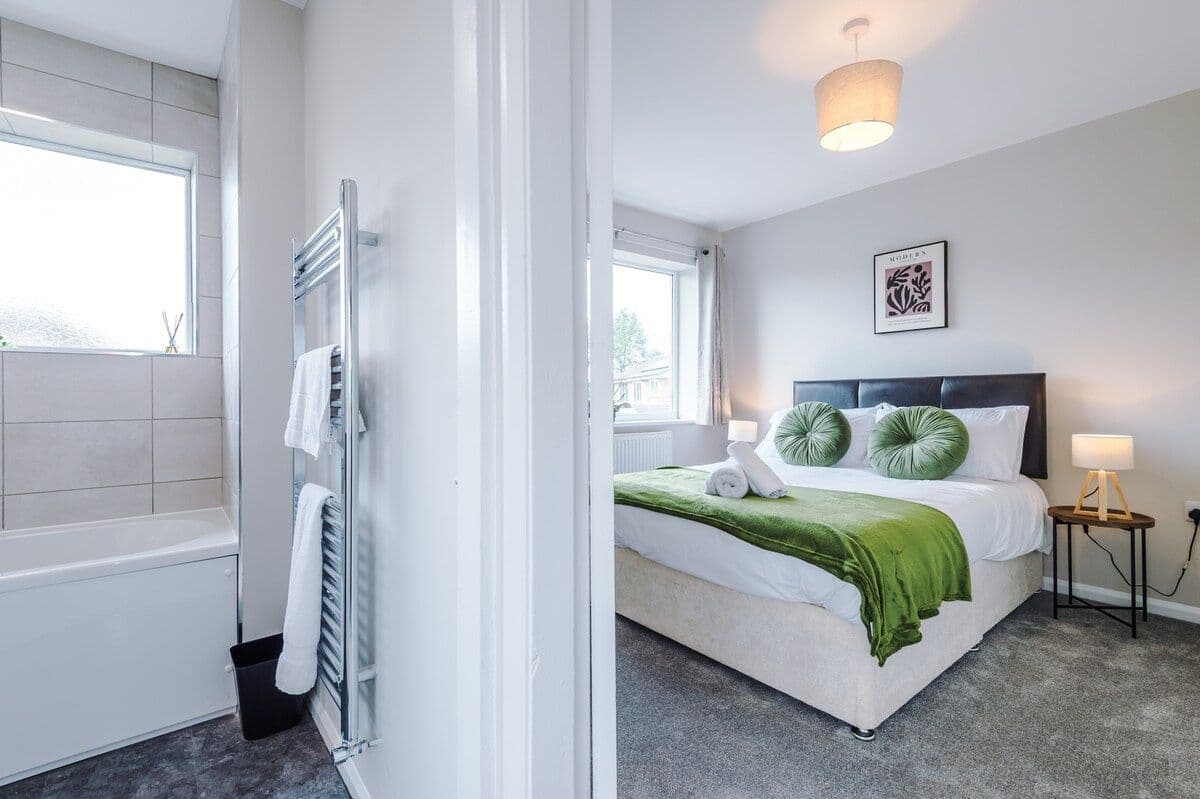Ideal for contractors & FREE Parking, sleeps 5!