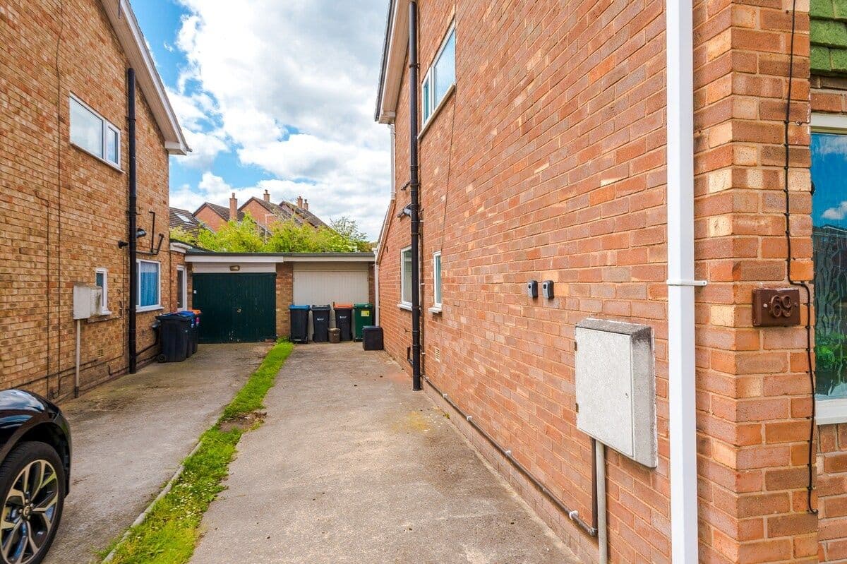 Ideal for contractors & FREE Parking, sleeps 5!