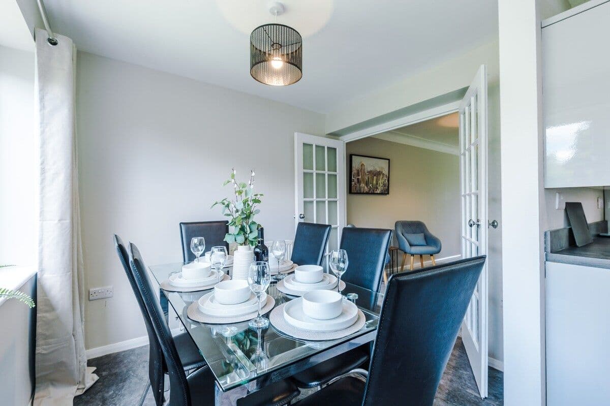 Ideal for contractors & FREE Parking, sleeps 5!