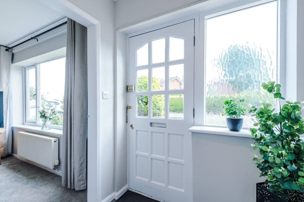 Ideal for contractors & FREE Parking, sleeps 5!