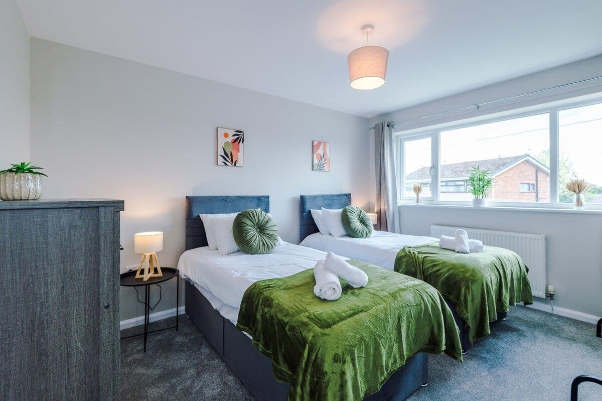 Ideal for contractors & FREE Parking, sleeps 5!