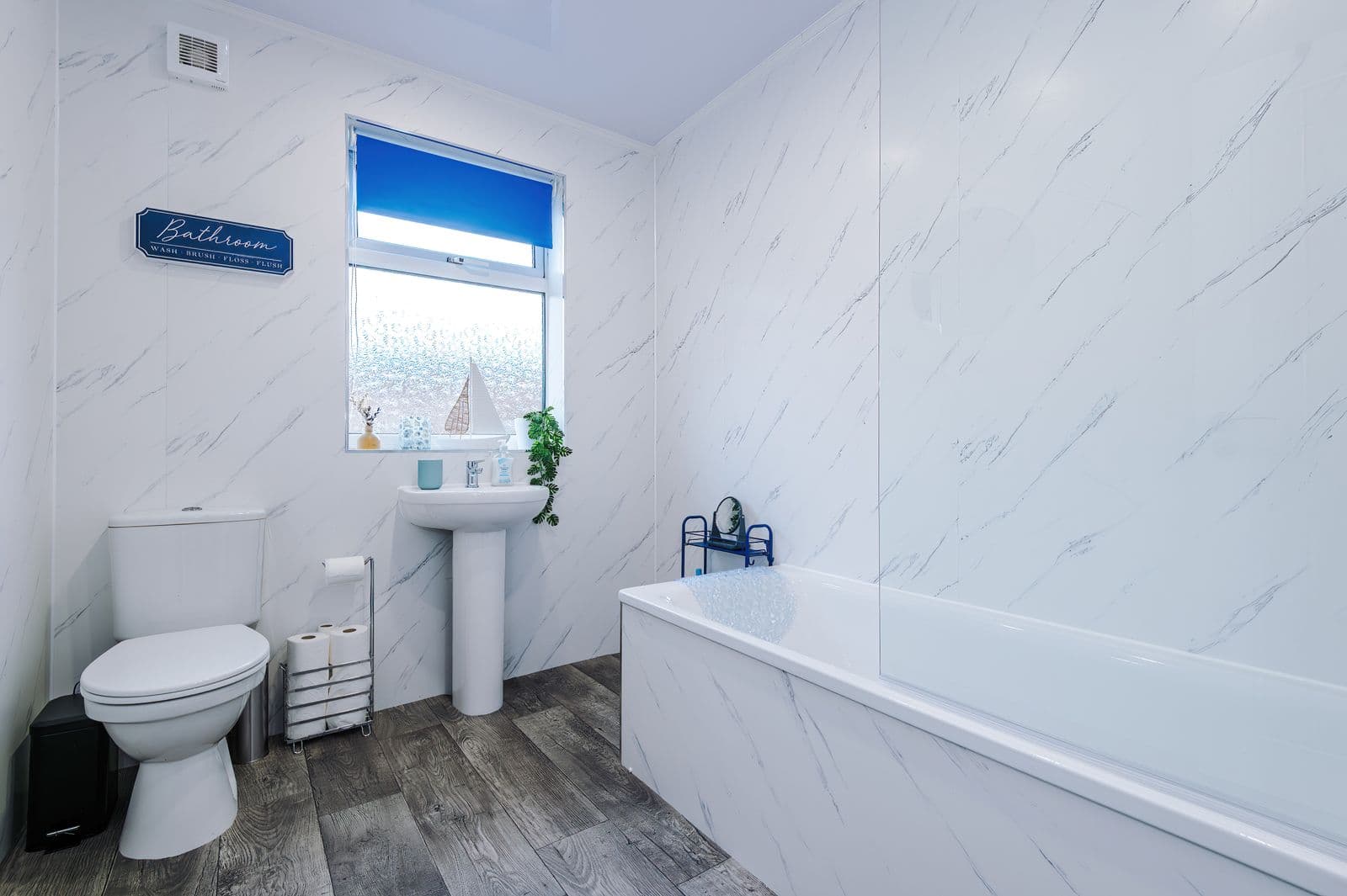 4 Bed | 2 Bath | Sleeps 6 | Central Crewe Bentley
