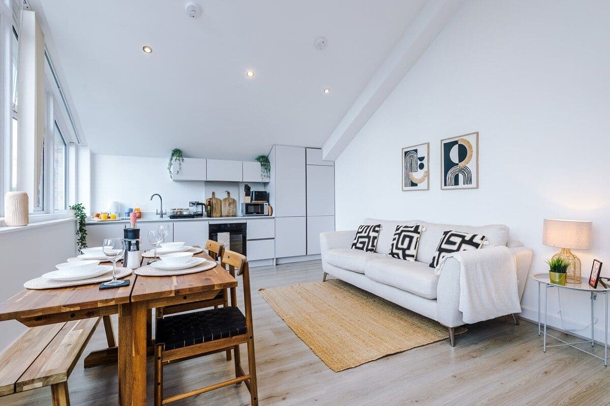 2 Bed | 2 Bath | Central | Free Parking | Hospital