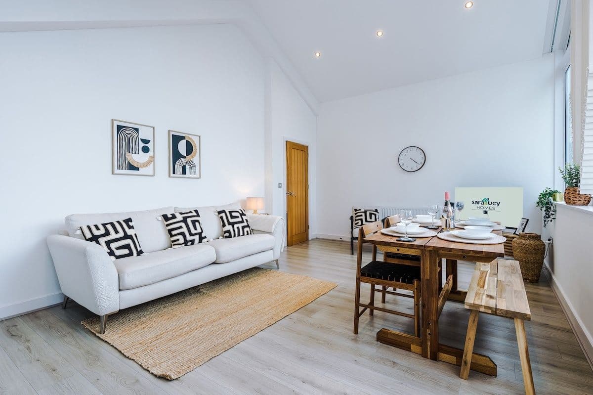 2 Bed | 2 Bath | Central | Free Parking | Hospital