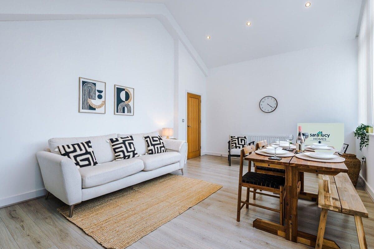 2 Bed | 2 Bath | Central | Free Parking | Hospital