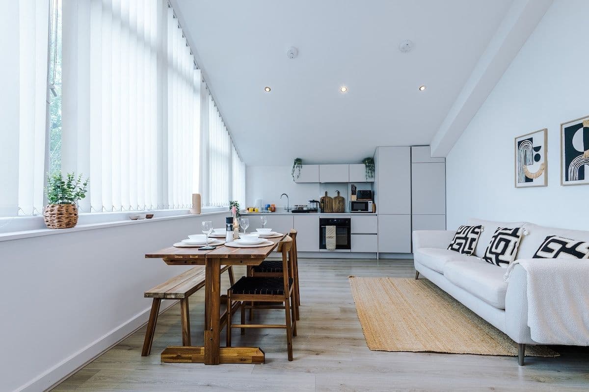 2 Bed | 2 Bath | Central | Free Parking | Hospital