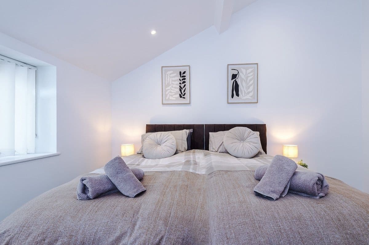 2 Bed | 2 Bath | Central | Free Parking | Hospital