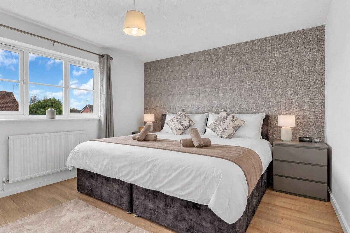Sleeps 4 | 2.5 Bathroom | Wrexham AFC | Driveway