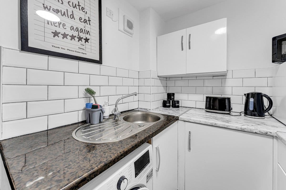2 BR Central Contractor Warrington | Sleeps 4