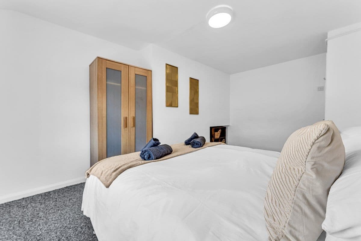2 BR Central Contractor Warrington | Sleeps 4