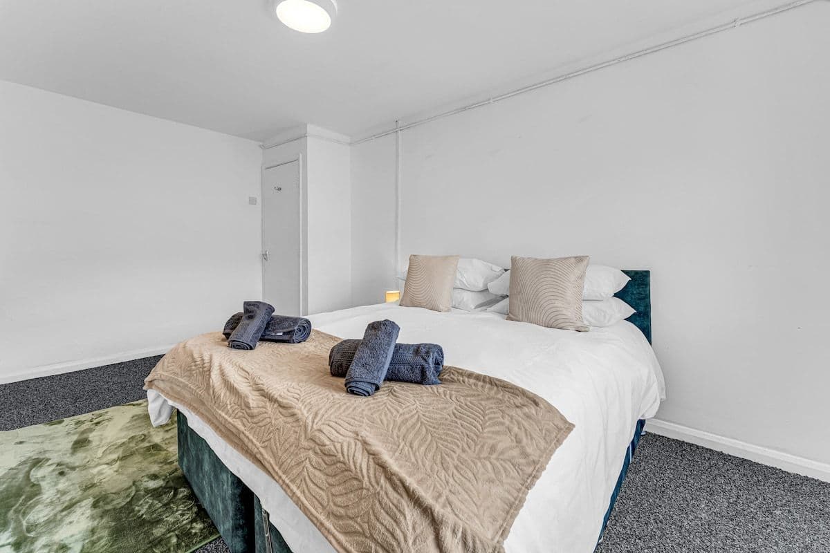 2 BR Central Contractor Warrington | Sleeps 4