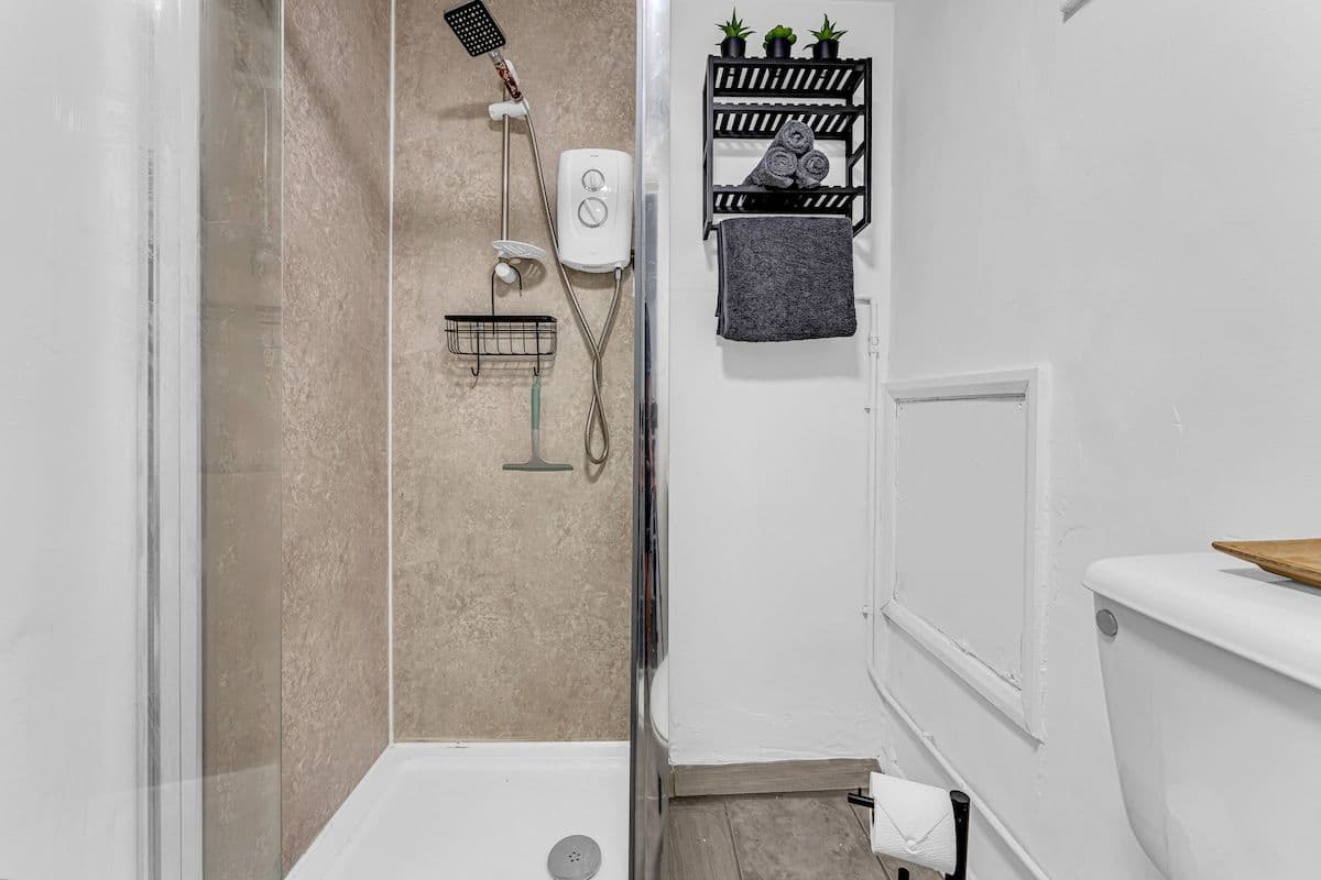 2 BR Central Contractor Warrington | Sleeps 4