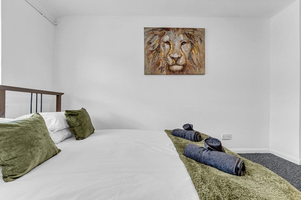 2 BR Central Contractor Warrington | Sleeps 4