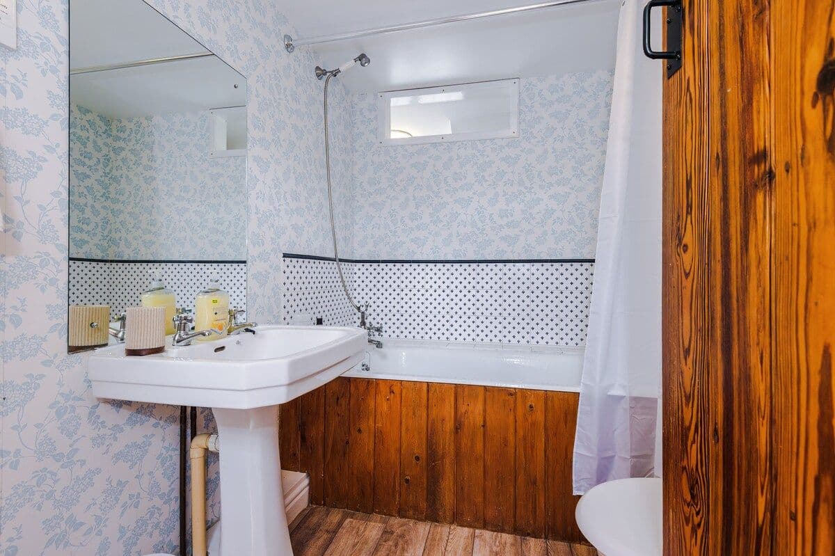 Welcoming 4BR Home Crew Stays & Family | Sleeps 7