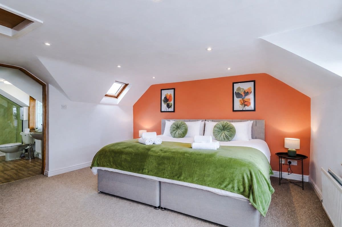 Welcoming 4BR Home Crew Stays & Family | Sleeps 7