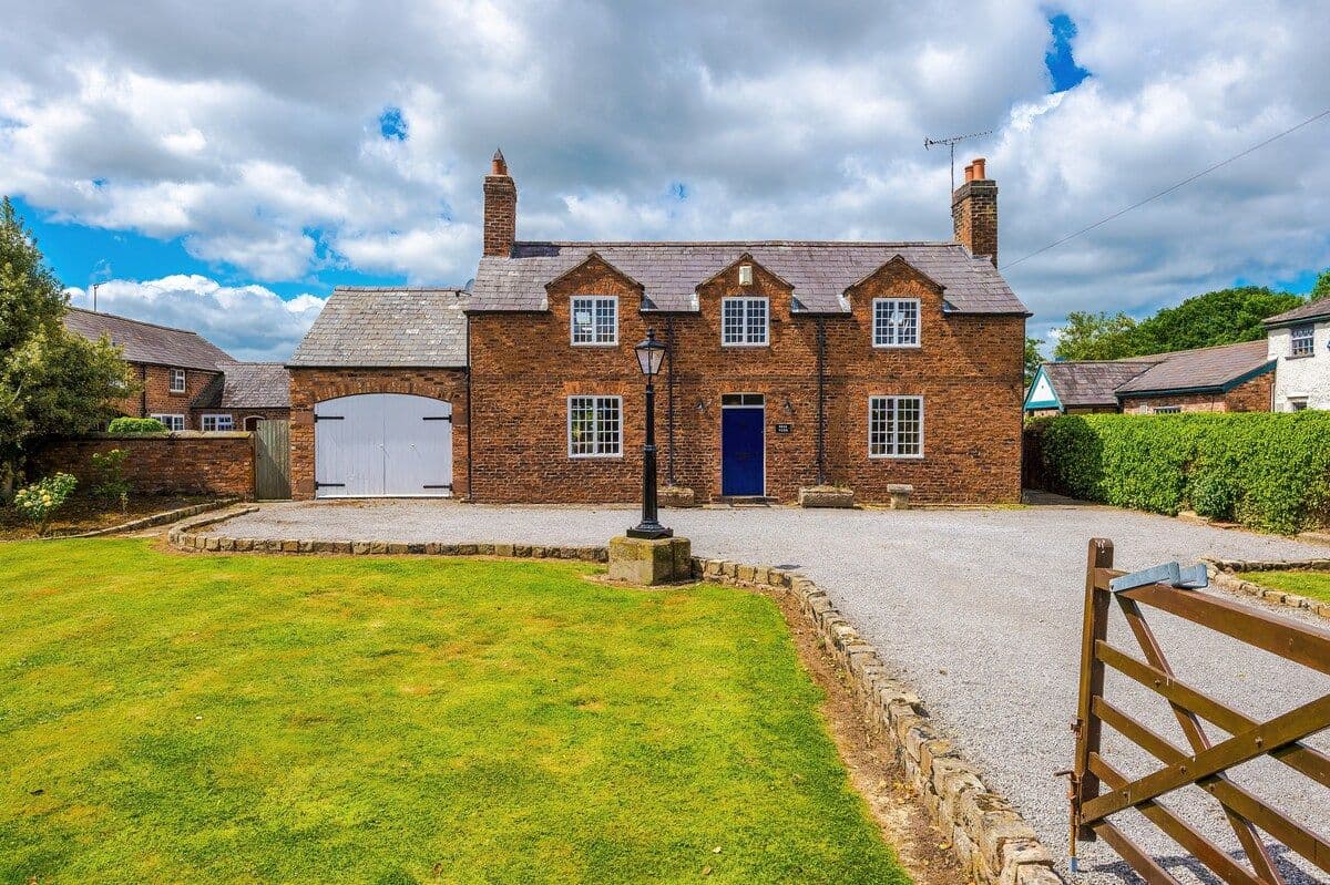 Welcoming 4BR Home Crew Stays & Family | Sleeps 7